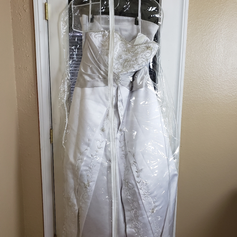 Pre-owned plus size wedding gown